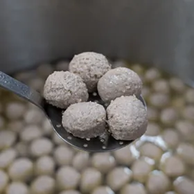 Soepballetjes in een kookketel