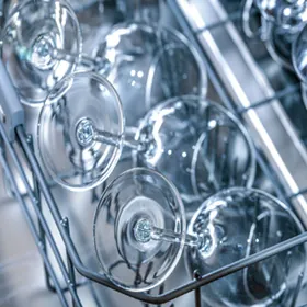 Glanzende glazen dankzij een waterontkalker