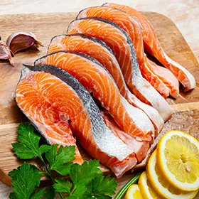 Zalm gesneden met een portioneermachine
