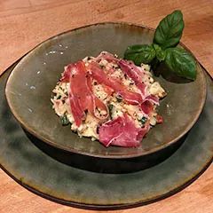 Frisse pasta met yoghurtdressing en heerlijke Spaanse ham.