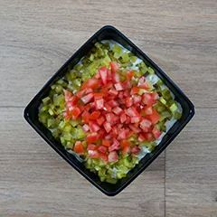 Frisse, kleurrijke salade in laagjes.