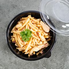 Frisse maaltijdsalade met kip en ananas in de hoofdrol
