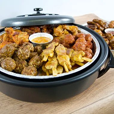 Warme hapjes met saus in de partypan