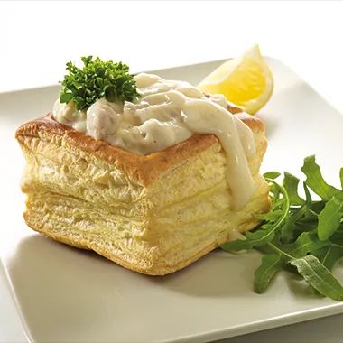 Klassieke vol-au-vent in een bouchée pasteitje