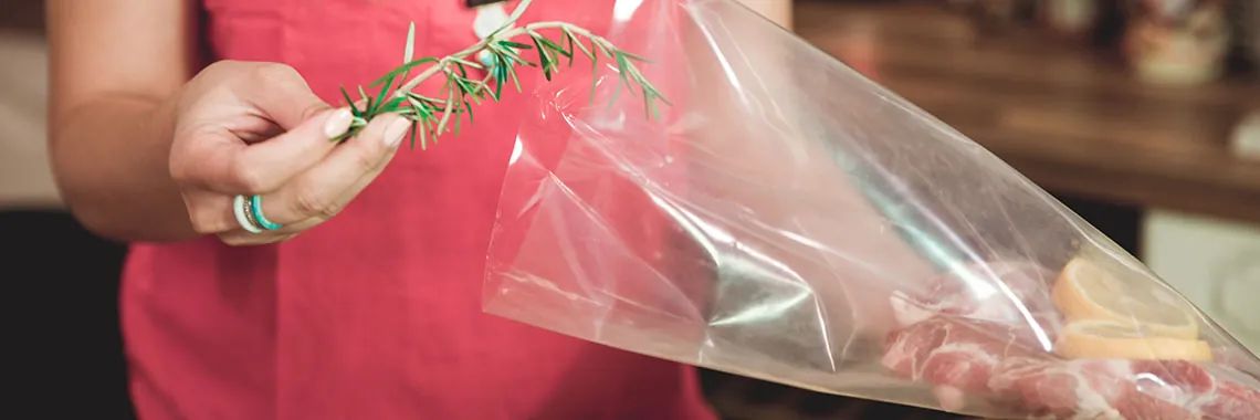 Vacuümzak vullen voor sous vide koken