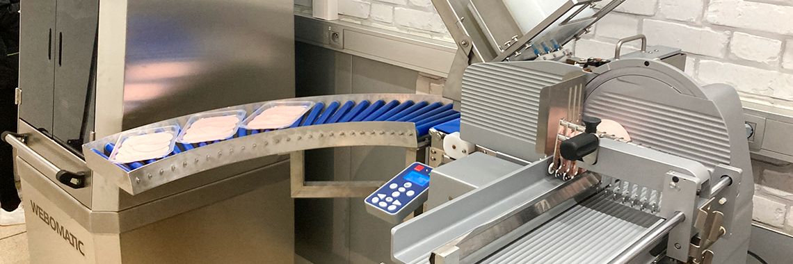 Zelfbedieningstoog met charcuterie, een Graef snijmachine en Italian Pack