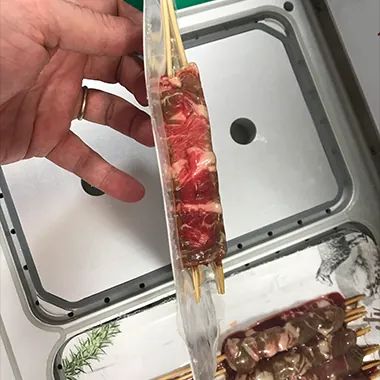 Skin verpakking met brochettes op paper board