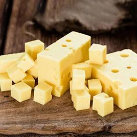Kaasblokjes gesneden met de Foodlogistik DICR