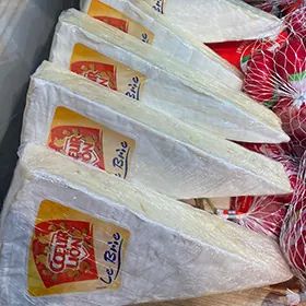 Brie kaas verpakt in folie