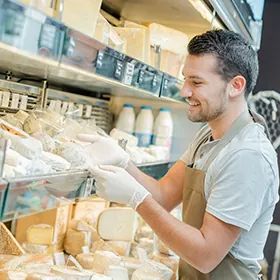 Verpakte kaas in een kaaswinkel