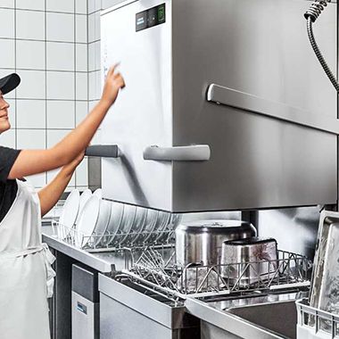 Deze doorschuifvaatwasmachines zijn ontwikkeld voor veelzijdig vaatwerk met sterke vervuiling.