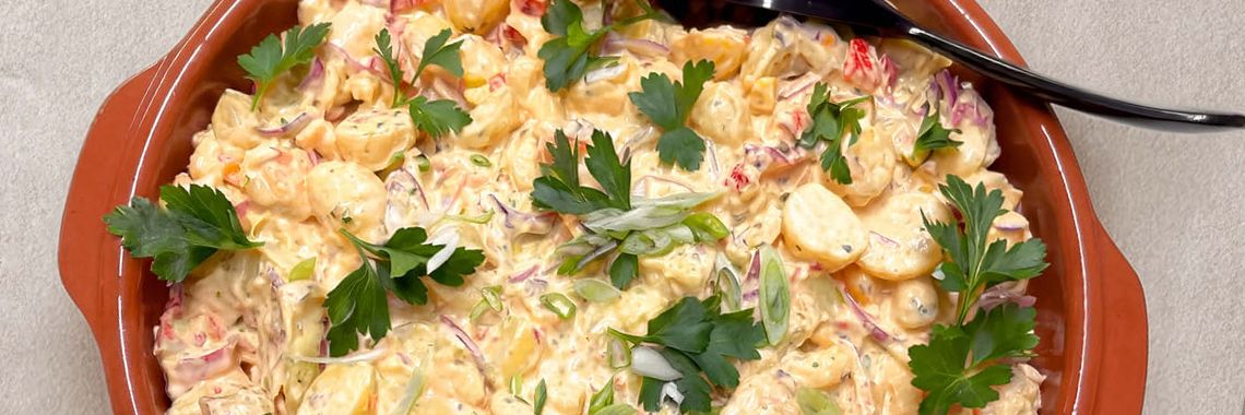 Avec des pommes de terre tendres, des légumes grillés et un dressing épicé