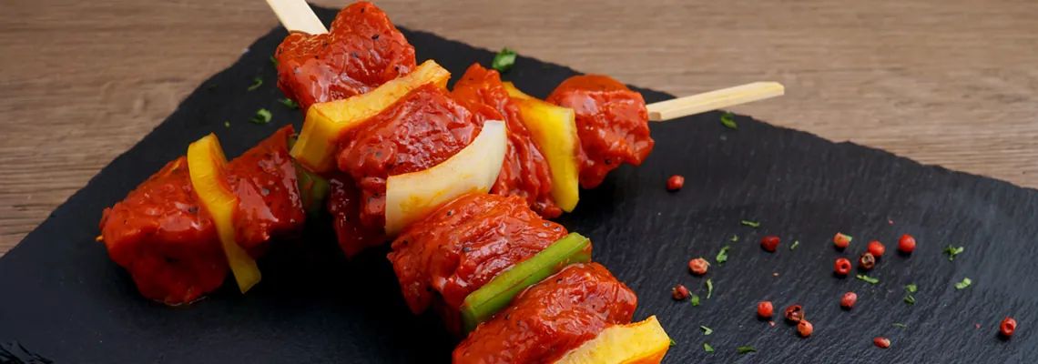 Lekkere rundsbrochette met een hartige smaak van gebakken ui.