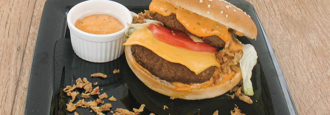 Hamburger attrayant avec la saveur combinée de la sauce calypso douce et des oignons rissolés.