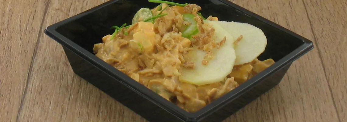 Salade fraîche et aigre-doux avec des lanières de rôti de porc.
