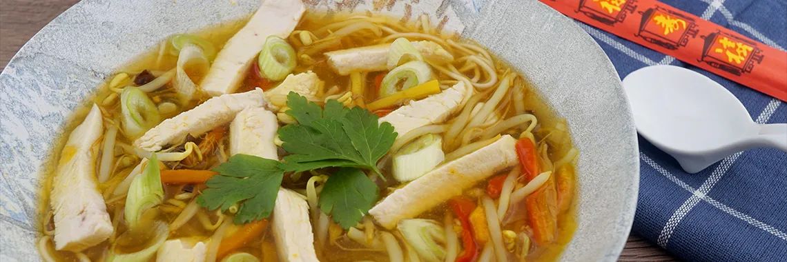 Soupe de poulet surprenante avec une touche orientale.