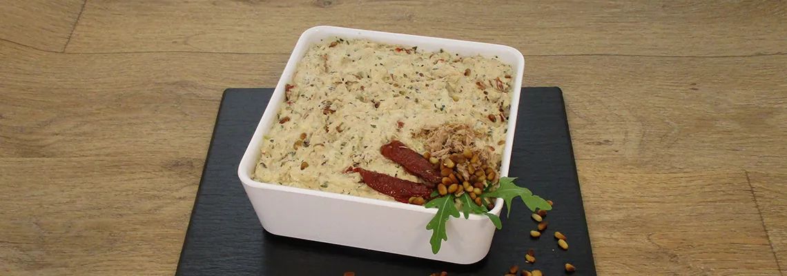 Zuiderse salade met tonijn en verse tartaarsaus.