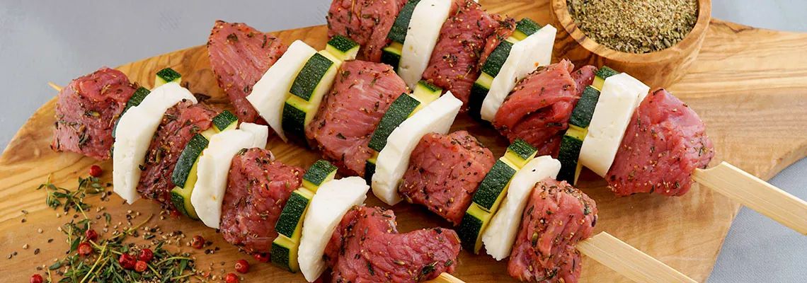 Lekkere spiesjes met halloumi en lamsvlees.
