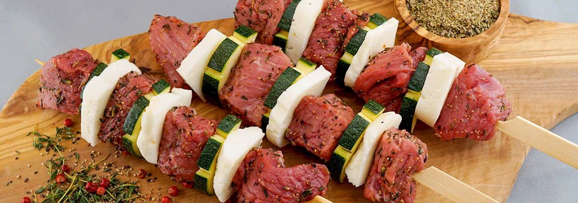 Brochettes délicieuses avec d'halloumi et d'agneau.