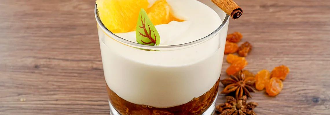 Mousse à la vanille délicieuse avec des raisins au rhum.