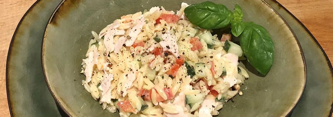 Délicieuses pâtes avec un dressing au yaourt et du blanc de poulet frais.