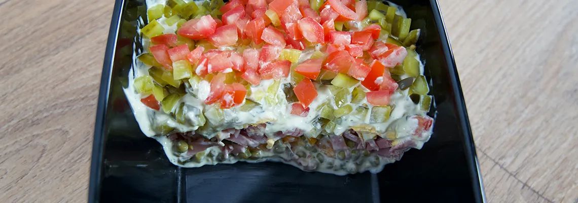 Frisse, kleurrijke salade in laagjes.