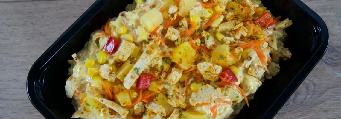 Salade piquante aux couleurs vives avec du poulet.