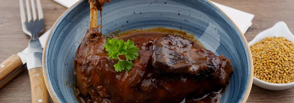 Cuisse de lièvre braisée à la sauce gibier, délicieux!