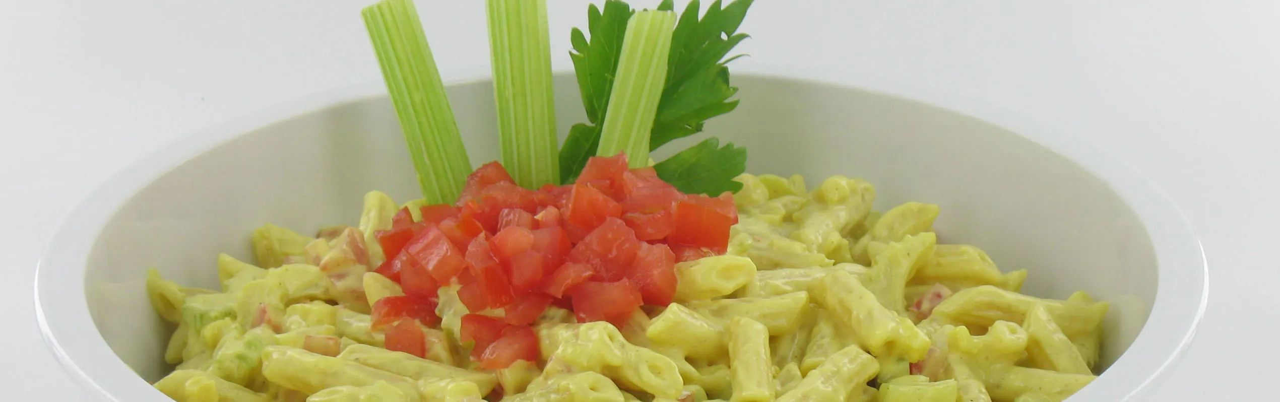 Frisse én knapperige pastasalade met curry.