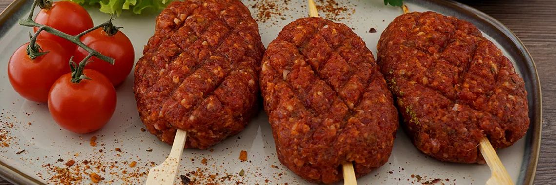 Délicieusement oriental, ce hachis agneau-bœuf sur un pic