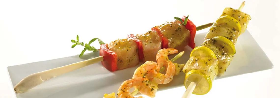 Heerlijke spiesjes van kip, kabeljauw of scampi's met verfijnde citroen-honingsmaak.