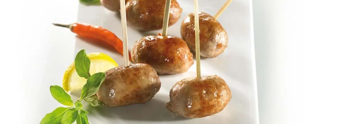 Saucisse fraîche aux épices et fines herbes délicieuses, arrondies avec un bouillon de légumes.
