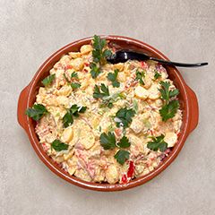 Avec des pommes de terre tendres, des légumes grillés et un dressing épicé