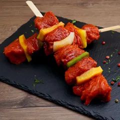 Délicieuse brochette de bœuf avec un goût savoureux d'oignons rôti.