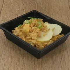 Frisse zoetzure salade met reepjes varkensgebraad.