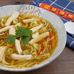 Soupe de poulet surprenante avec une touche orientale.