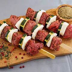 Brochettes délicieuses avec d'halloumi et d'agneau.