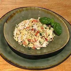 Délicieuses pâtes avec un dressing au yaourt et du blanc de poulet frais.