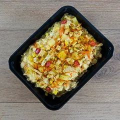 Salade piquante aux couleurs vives avec du poulet.