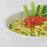 Salade de pâtes fraîche et croustillante, au curry.