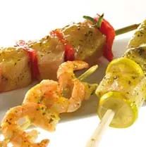 Heerlijke spiesjes van kip, kabeljauw of scampi's met verfijnde citroen-honingsmaak.