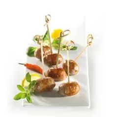 Saucisse fraîche aux épices et fines herbes délicieuses, arrondies avec un bouillon de légumes.