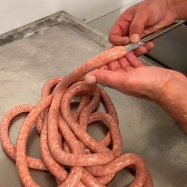 Een pistonvulbus voor het automatisch afvullen van worsten