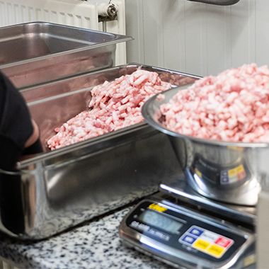 Gehakt wegen met een precisieweegschaal